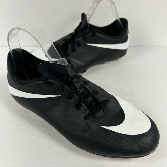 💕 Youth Nike Black and White Soccer Cleats 6Y - Picture 3 of 8